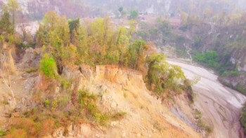 चुरे पहाडमा भीषण पहिरो, खयरमारासहितका बस्ती जाेखिममा